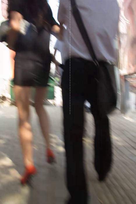 [大忽悠买丝袜街拍视频]ID0265 2012 8.8更新-175CM超长腿包臀黑裙模特和二男准备玩3P