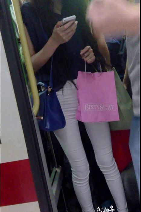 [街拍客视频]jx0110 地铁上遇到的紧身白裤时尚美女