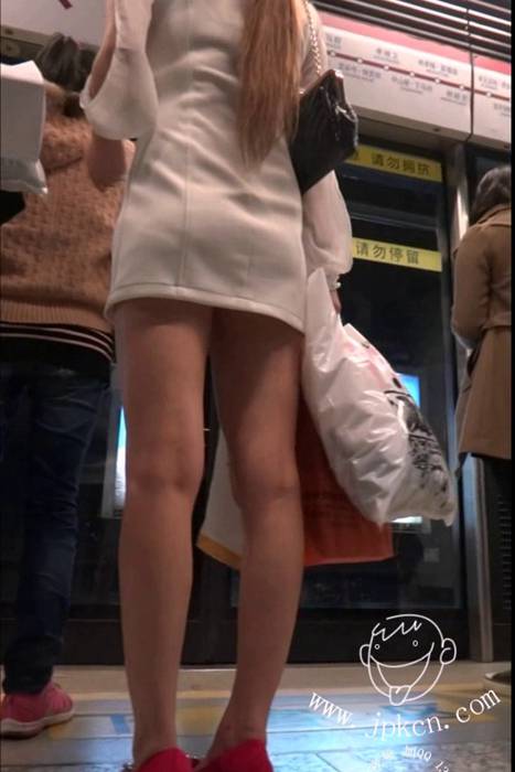 [街拍客视频]jx0124 地铁上遇到让我眼前一亮的美女
