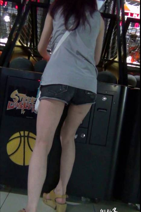 [街拍客视频]jx0132 游戏厅里的牛仔热裤漂亮美眉