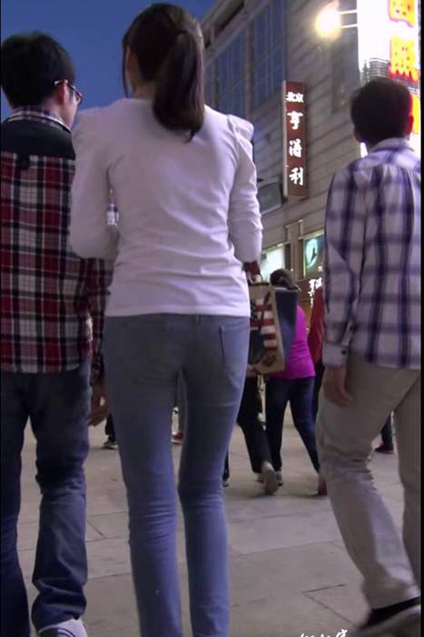 [街拍客视频]jx0674 街拍牛仔紧身裤长腿少妇